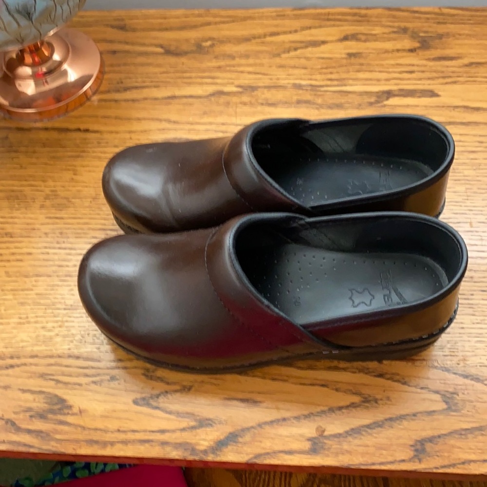 Dansko size 39 dark brown leather clogs.